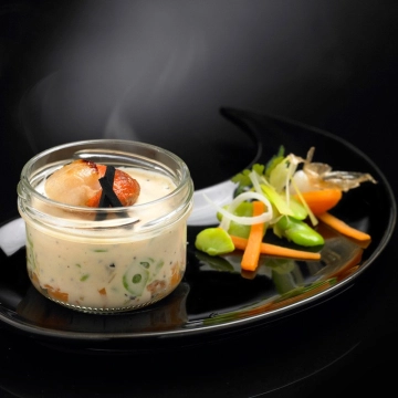 La cassolette de Saint -Jacques, brunoise de légumes sauce suprème aux truffes