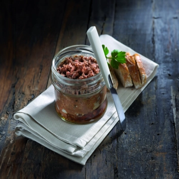 "Prise de Bec au Potager"...